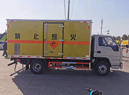 卓尼爆破器材运输车工人安全操作规范与智能技术保障